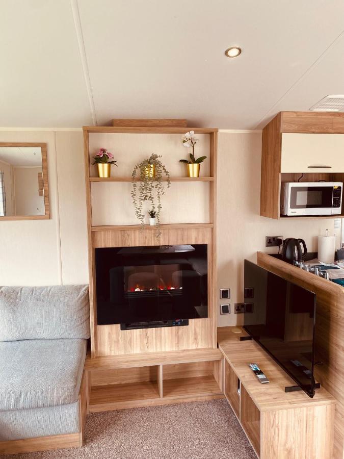 8 Bed Sun Decked Caravan Unlimited High Speed Wifi And Fun At Seawick Holiday Park Clacton-on-Sea Esterno foto