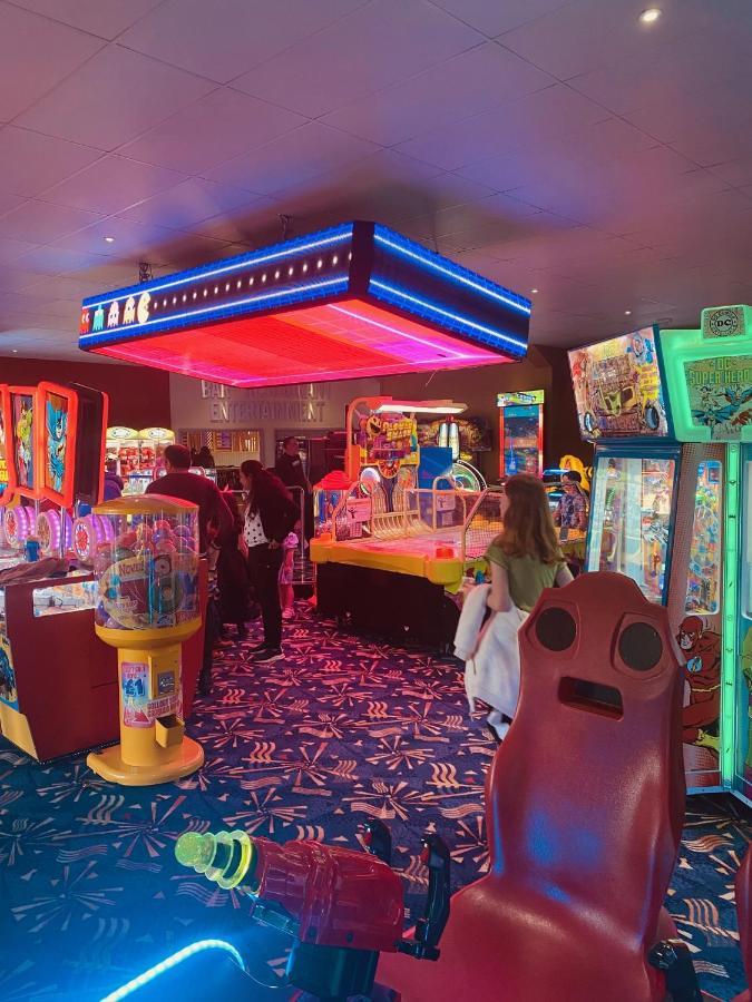 8 Bed Sun Decked Caravan Unlimited High Speed Wifi And Fun At Seawick Holiday Park Clacton-on-Sea Esterno foto