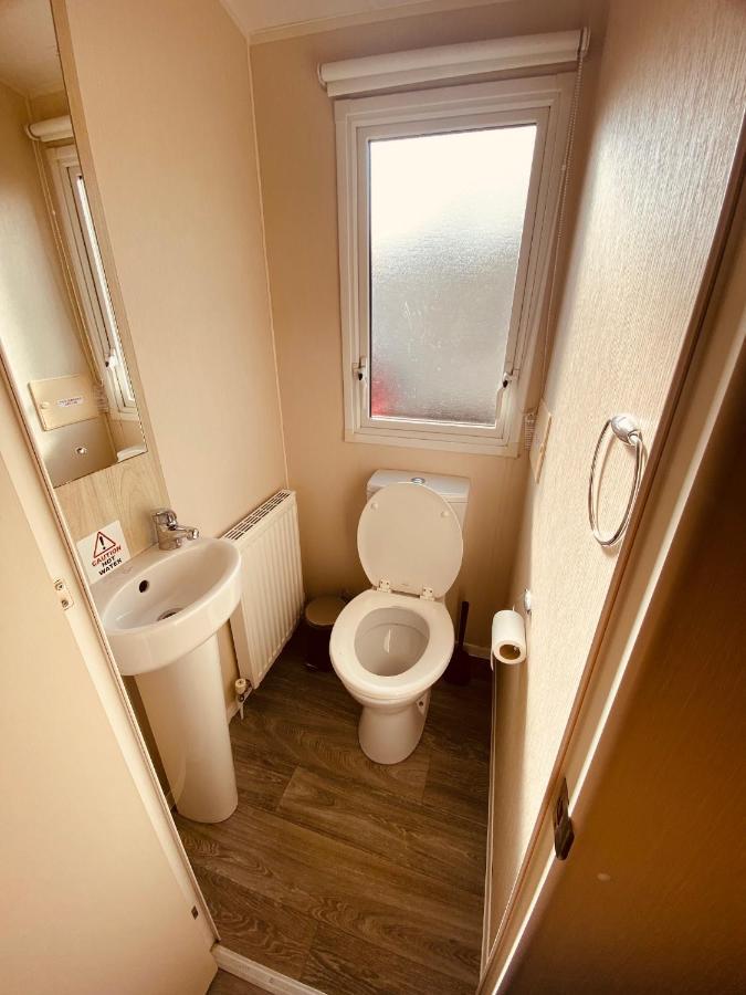 8 Bed Sun Decked Caravan Unlimited High Speed Wifi And Fun At Seawick Holiday Park Clacton-on-Sea Esterno foto