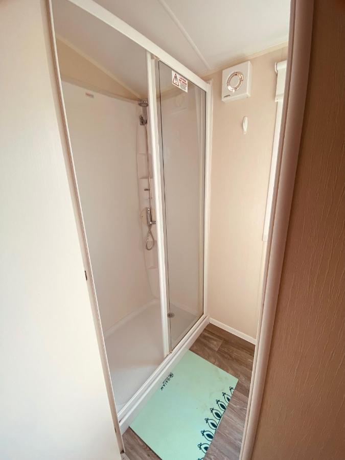 8 Bed Sun Decked Caravan Unlimited High Speed Wifi And Fun At Seawick Holiday Park Clacton-on-Sea Esterno foto