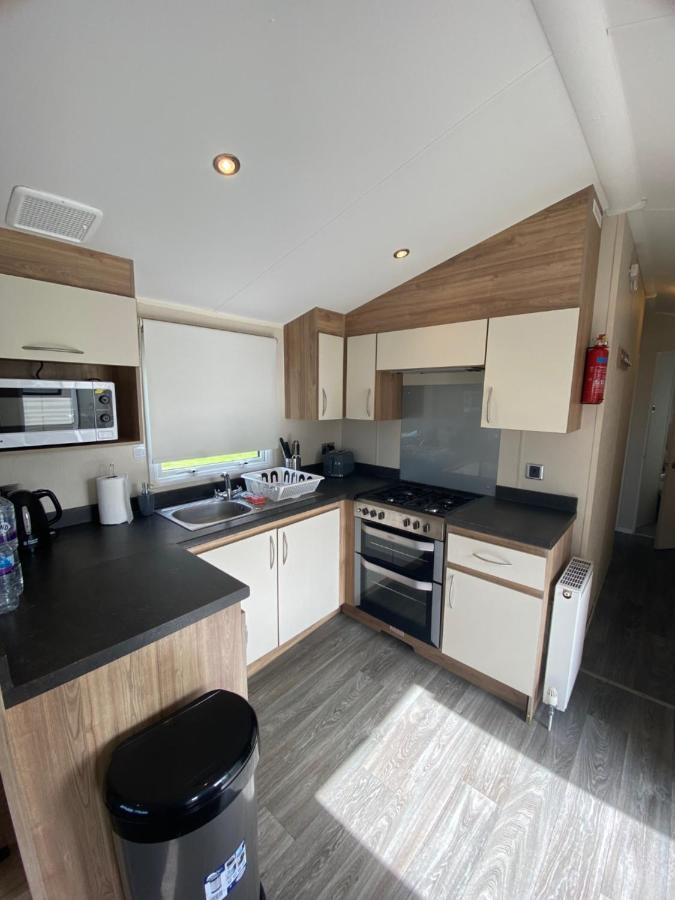 8 Bed Sun Decked Caravan Unlimited High Speed Wifi And Fun At Seawick Holiday Park Clacton-on-Sea Esterno foto