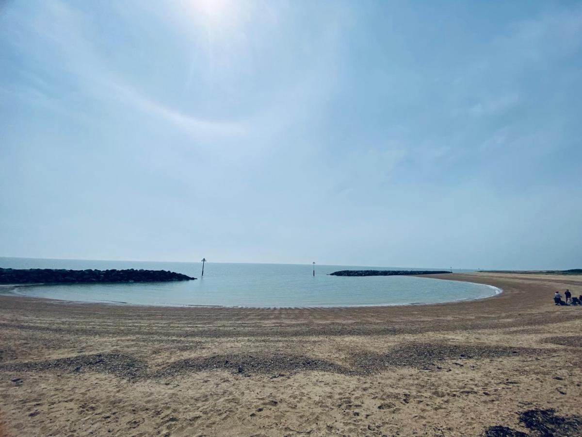 8 Bed Sun Decked Caravan Unlimited High Speed Wifi And Fun At Seawick Holiday Park Clacton-on-Sea Esterno foto