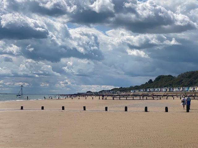 8 Bed Sun Decked Caravan Unlimited High Speed Wifi And Fun At Seawick Holiday Park Clacton-on-Sea Esterno foto