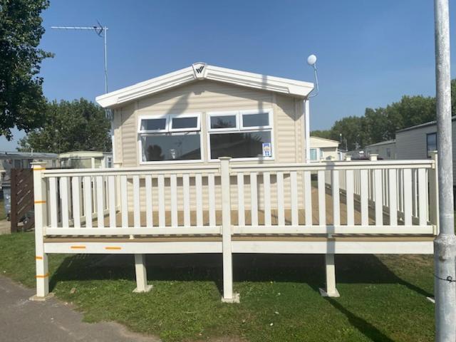 8 Bed Sun Decked Caravan Unlimited High Speed Wifi And Fun At Seawick Holiday Park Clacton-on-Sea Esterno foto