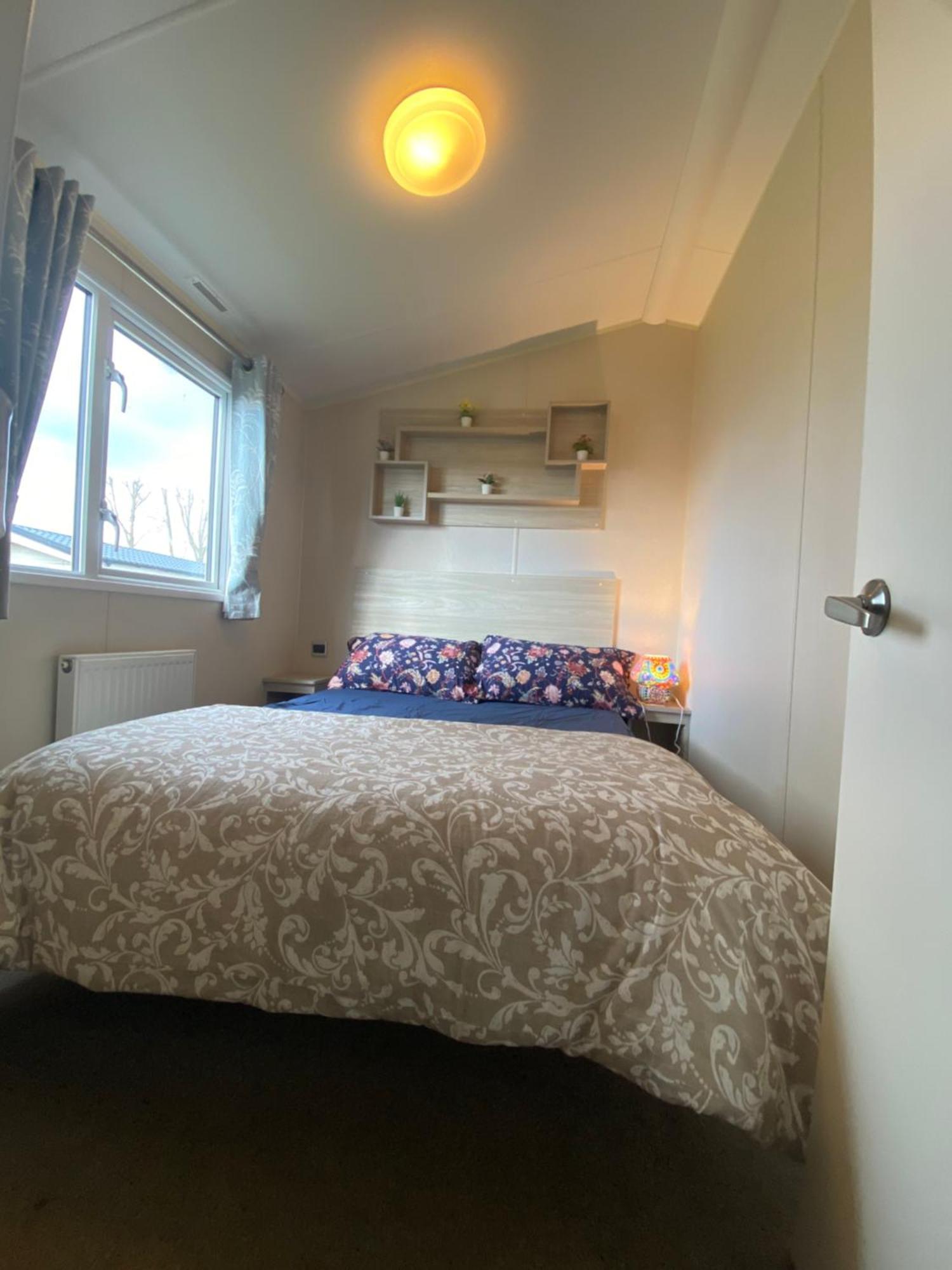 8 Bed Sun Decked Caravan Unlimited High Speed Wifi And Fun At Seawick Holiday Park Clacton-on-Sea Esterno foto