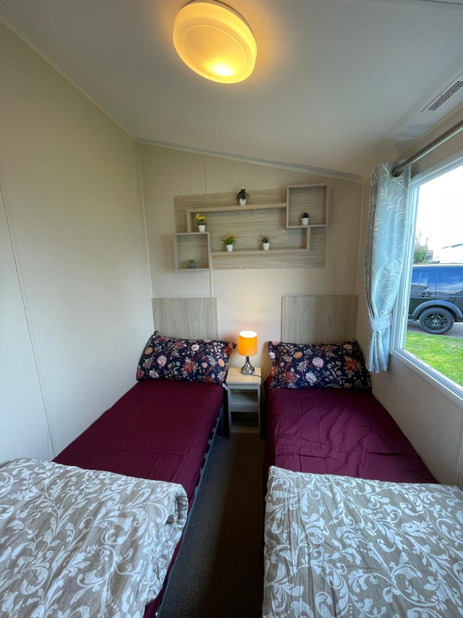 8 Bed Sun Decked Caravan Unlimited High Speed Wifi And Fun At Seawick Holiday Park Clacton-on-Sea Esterno foto