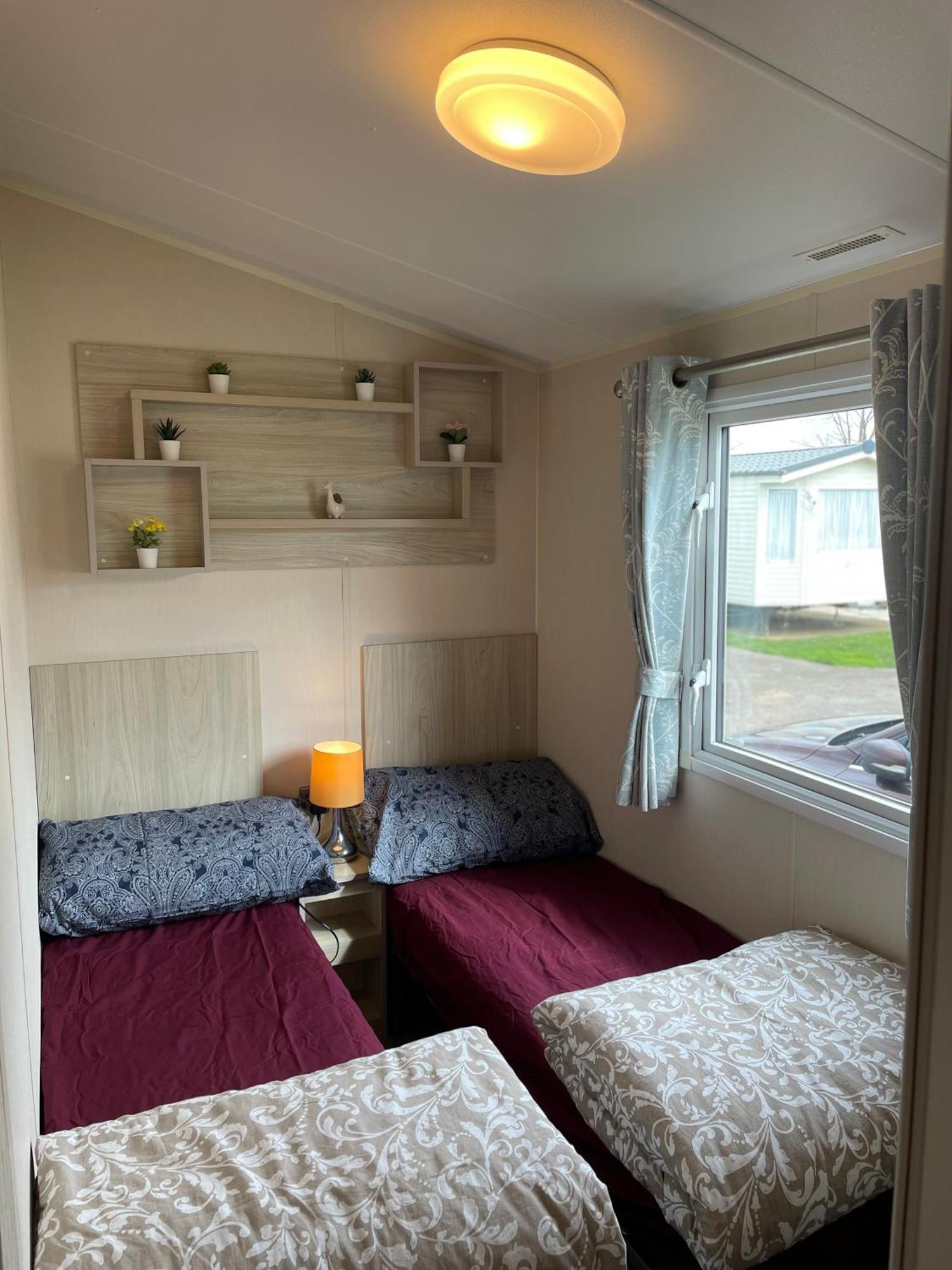 8 Bed Sun Decked Caravan Unlimited High Speed Wifi And Fun At Seawick Holiday Park Clacton-on-Sea Esterno foto